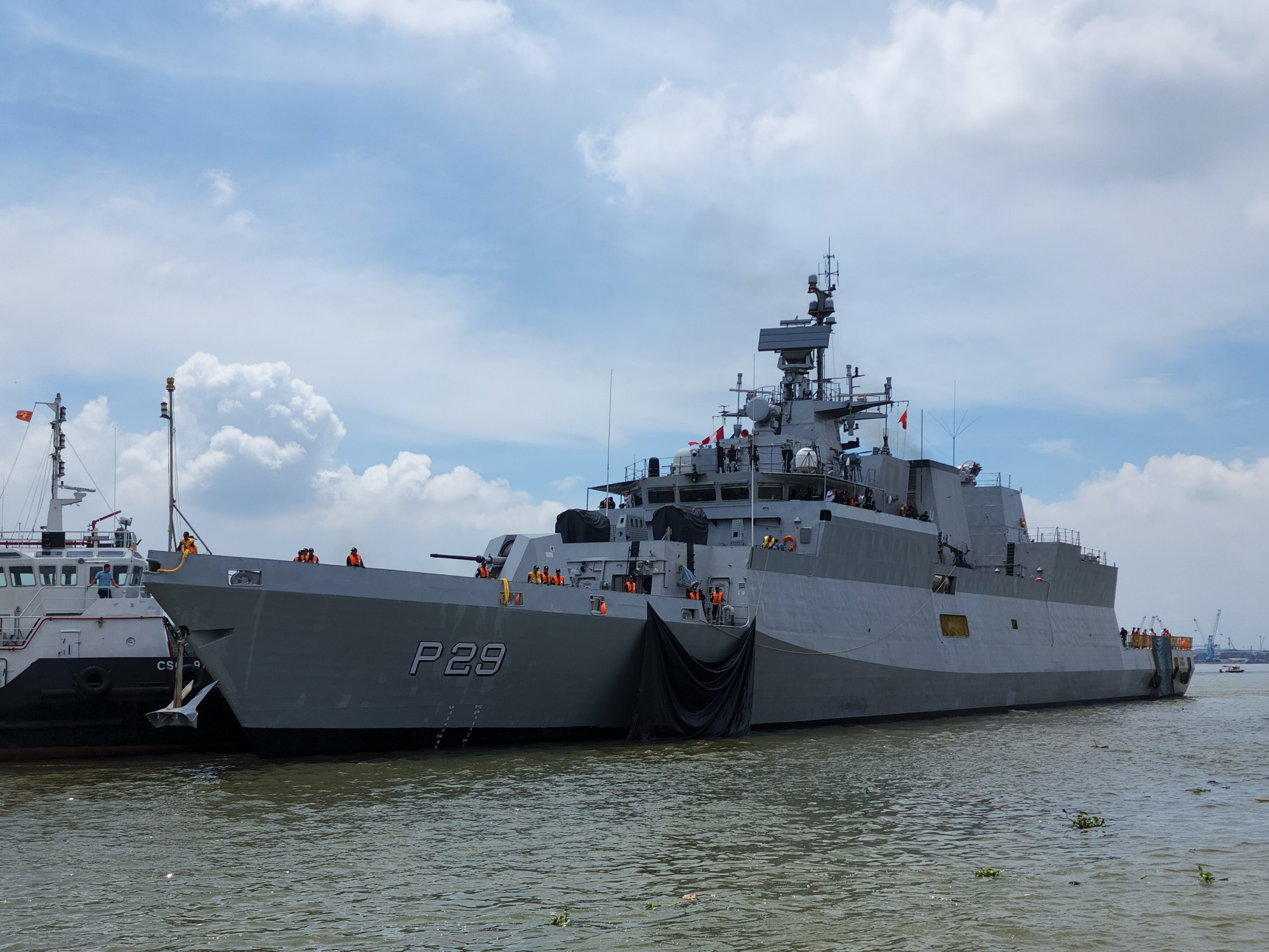 Tàu INS KADMATT (P 29) thuộc Hạm đội hướng Đông của hải quân Ấn Độ. Cả hai tàu INS SAHYADRI và INS KADMATT  đều được đóng tại Ấn Độ, thể hiện khả năng quân sự mạnh mẽ của quốc gia Nam Á