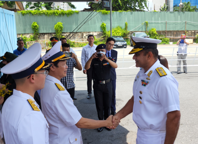 Đại tá Lê Nam Sơn, Phó lữ đoàn trưởng Lữ đoàn 125, Vùng 2 Hải quân chúc mừng Chuẩn đô đốc Sanjay Bhalla và đoàn Hải quân Ấn Độ đến thăm TP HCM
