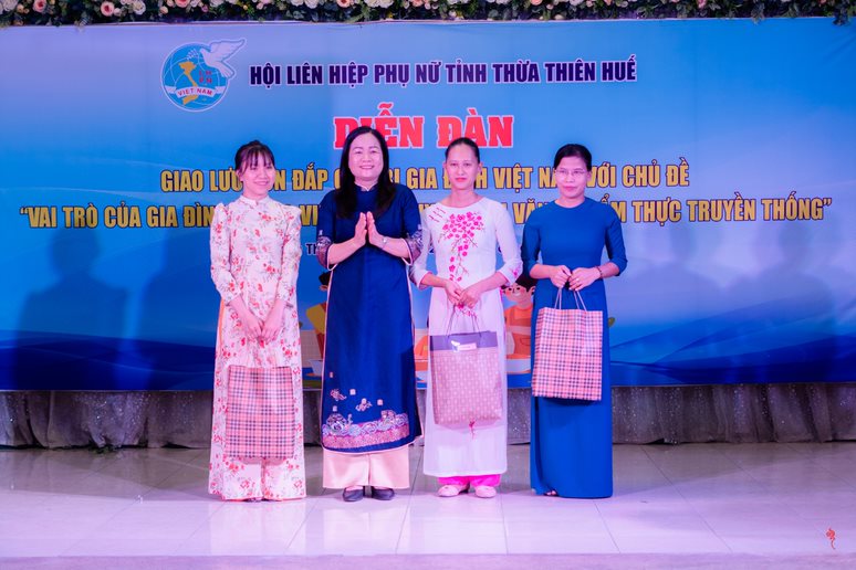 Đồng chí Trần Thị Kim Loan - TUV, Chủ tịch Hội LHPN tỉnh trao giải Nhì cho các đội Cuộc thi Chè Huế online