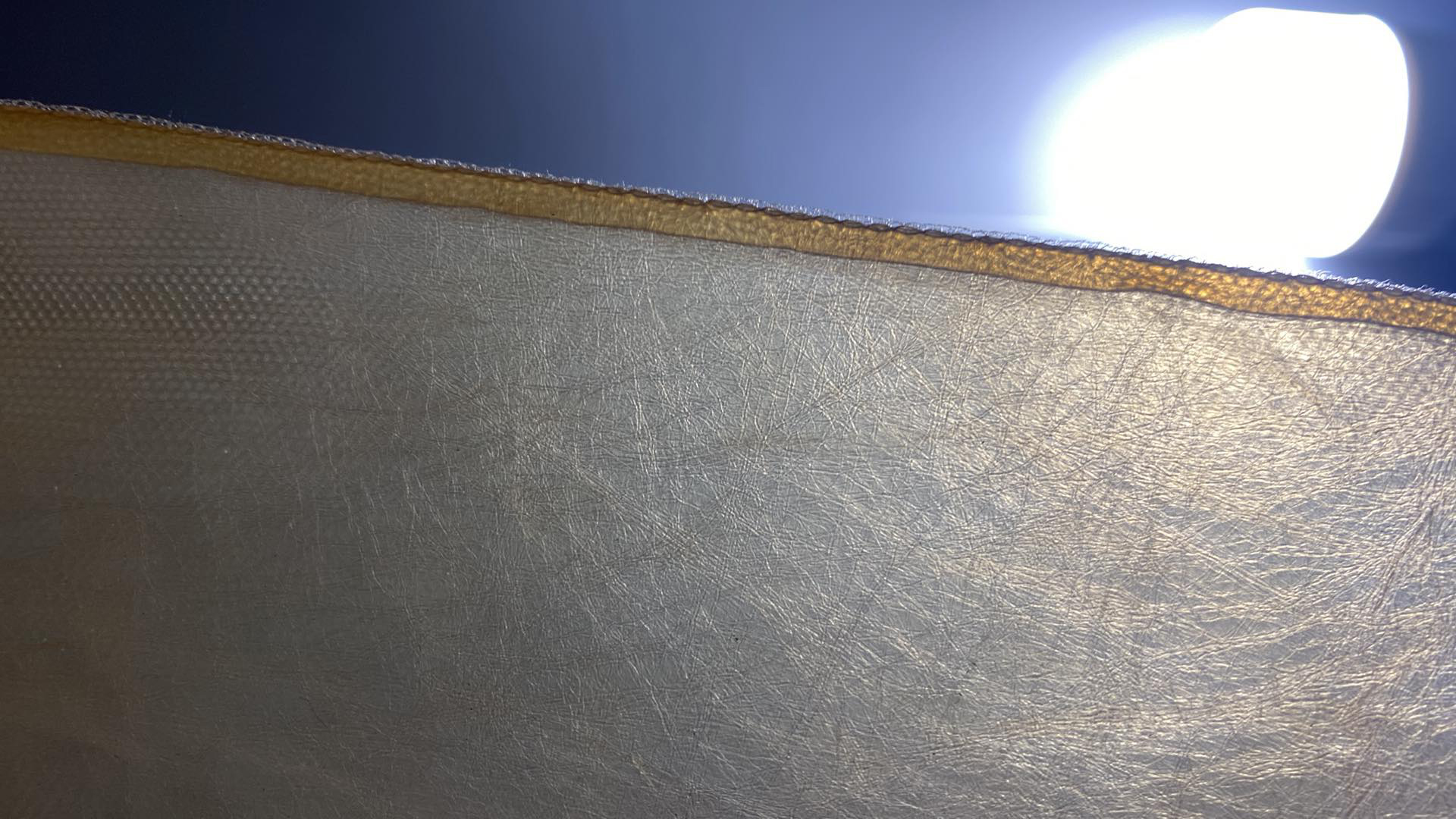Bức ảnh cho thấy đường may trên vải da Scoby không khác chất liệu vải thông thường