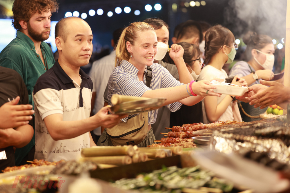 Du khách quốc tế thích thu khi trải nghiệm các món ăn Việt tại không gian Lễ hội ẩm thực Festival Huế 2022