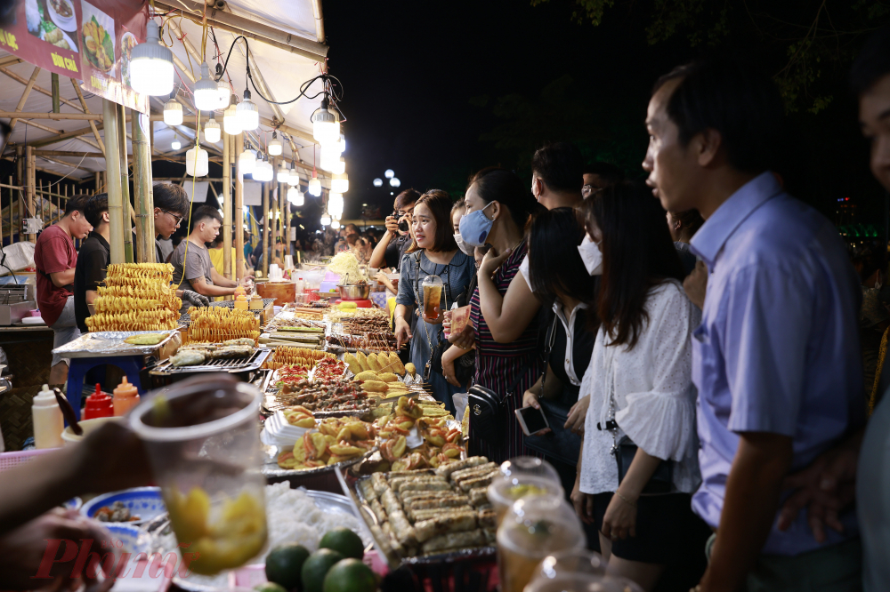 Thực  khách chen chân ở những gian hàng ẩm thực đường phố Thái Lan