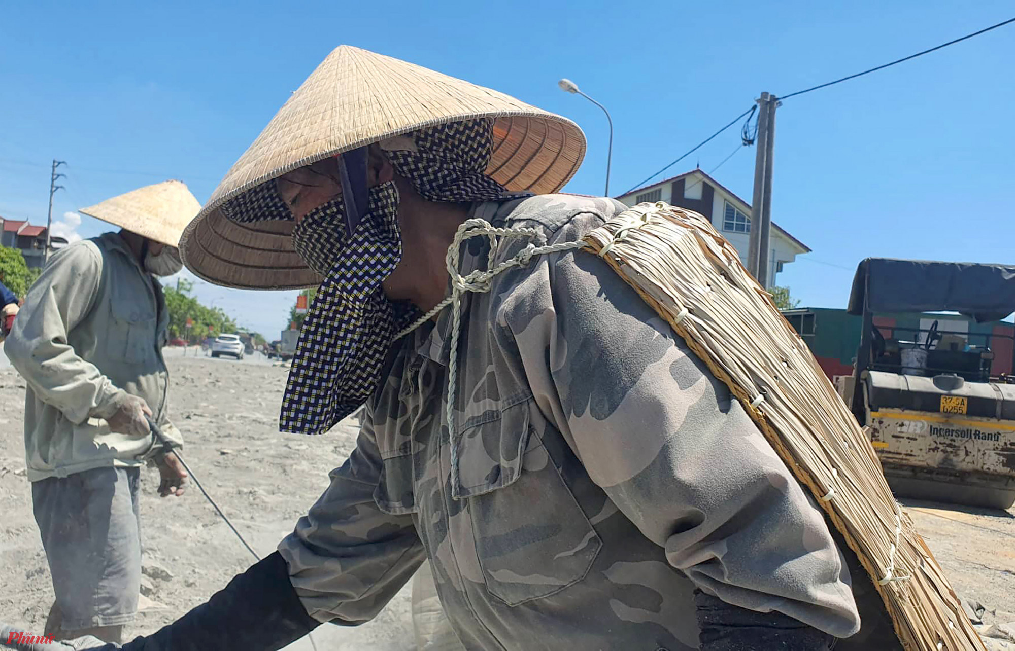 Nhiều người ở Hà Tĩnh còn mặc thêm áo tơi để tránh nắng