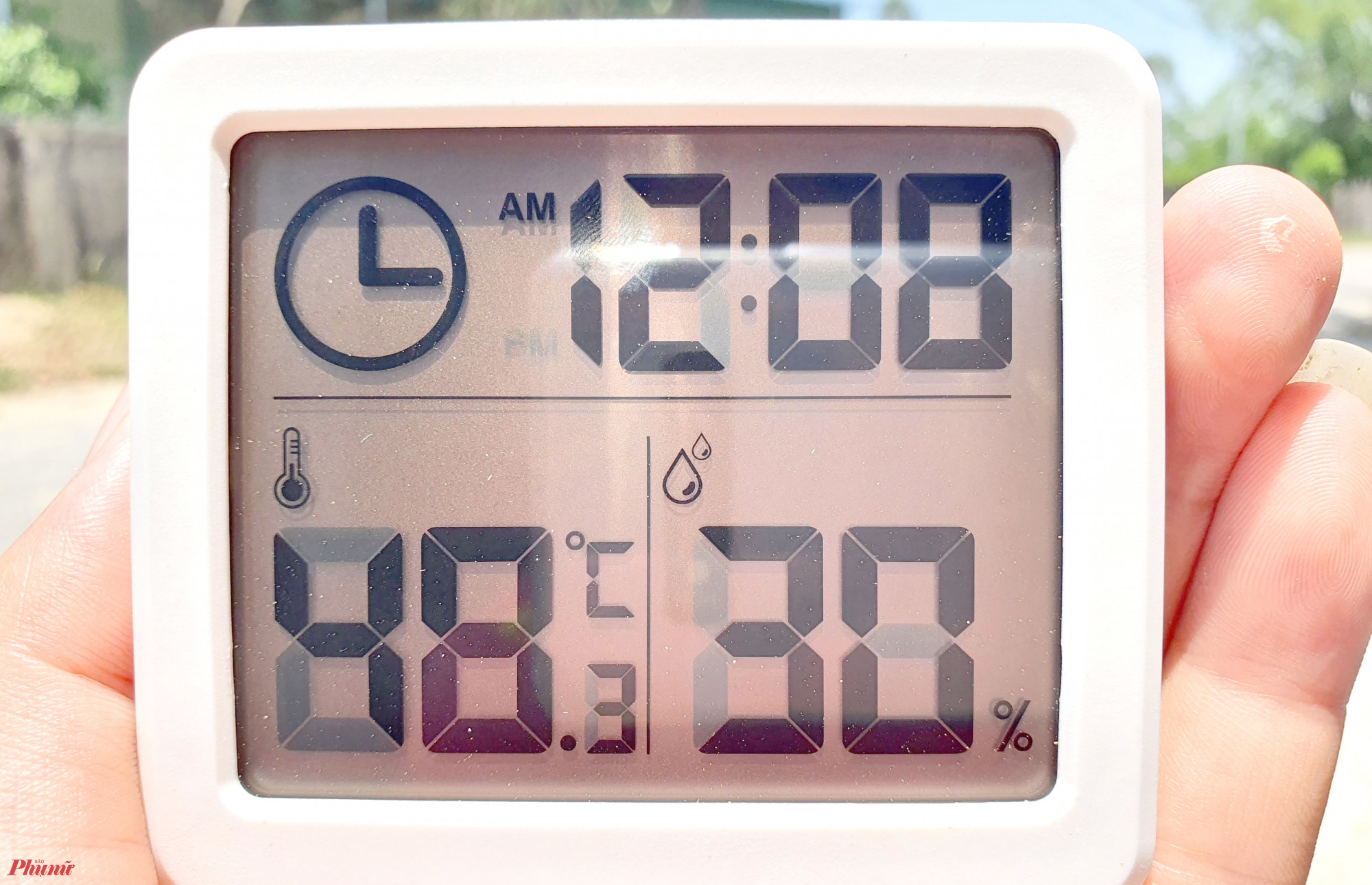 Nhiệt độ ngoài trời vượt 48oC khi đo bằng đồng hồ nhiệt độ và độ ẩm