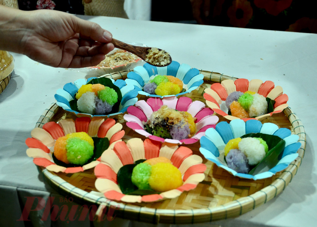 Xôi ngũ sắc, tác phẩm của các nghệ nhân ẩm thực Huế 