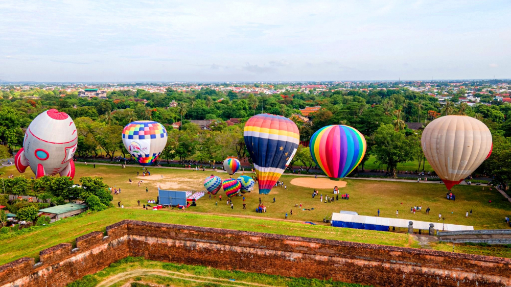 Nhiều kinh khí cầu khổng lồ đa dạng màu sắc càng điểm tô thêm vẻ đẹp của xứ Huế trong mỗi kỳ lễ hội Festival 