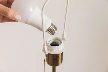 Sử dụng bóng đèn tiết kiệm năng lượng người đang vặn bóng đèn  The Spruce / Letícia Almeida  Thay những bóng đèn cũ đó bằng những bóng đèn mới hơn, hiệu quả hơn. Mặc dù bóng đèn LED tạo ra nhiệt nhưng nó ít hơn so với những gì bóng đèn thông thường làm. Hãy nhớ tắt tất cả các đèn khi bạn không ở trong phòng. Mỗi thứ một chút sẽ giúp ích, ngoài ra bóng đèn tiết kiệm năng lượng cũng giúp tiết kiệm hóa đơn tiền điện của bạn.