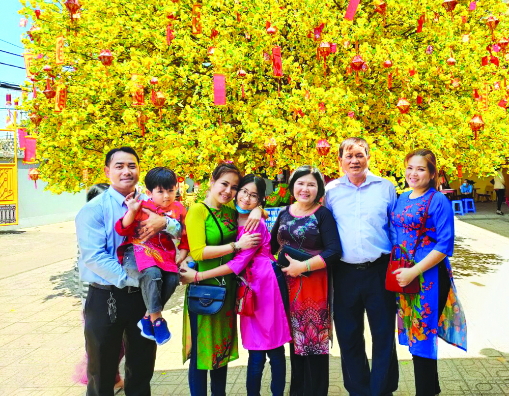 Ông Lâm Văn Quý và vợ - bà Trần Thị Thu Thủy (thứ hai và ba từ phải sang) không chỉ xây dựng hạnh phúc cho riêng mình mà còn giúp nhiều gia đình sống êm ấm, hòa thuận - ẢNH: NVCC