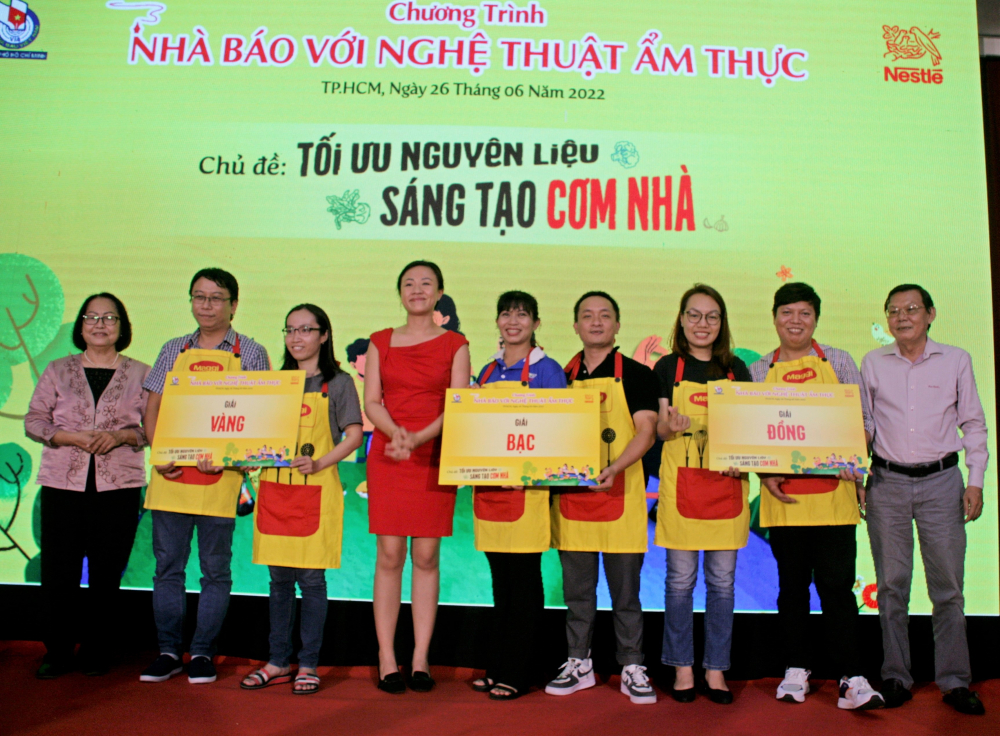 Đội kết hợp giữa Báo Phụ Nữ TPHCM và Tạp chí Cao su đoạt giải 'Ẩm thực Vàng của cuộc thi