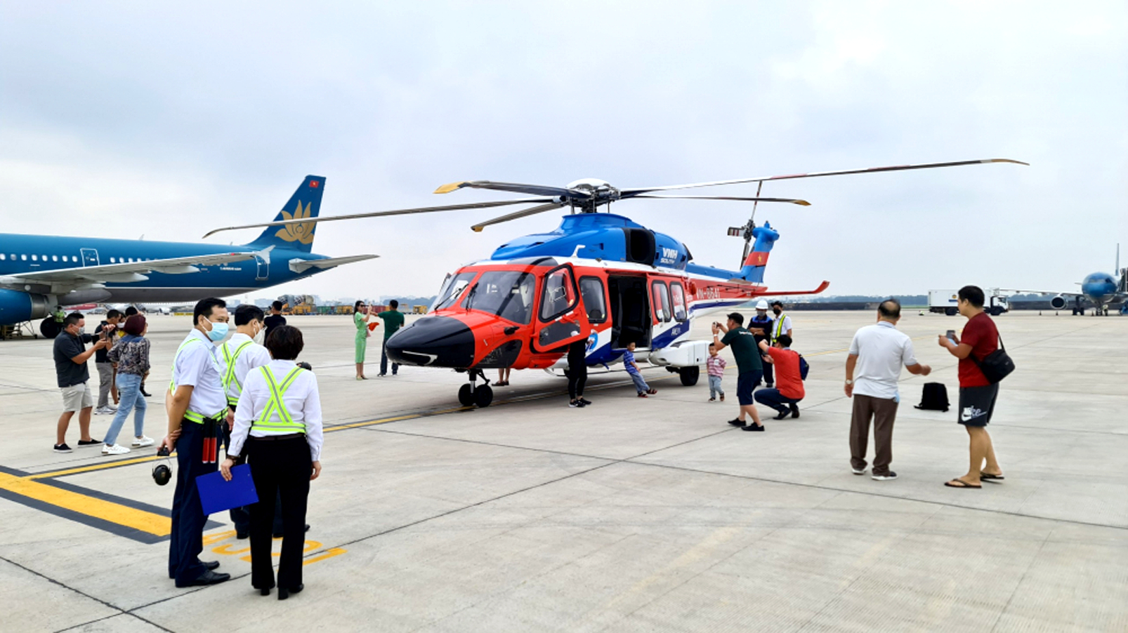 Tour ngắm thành phố từ trực thăng đang là sản phẩm du lịch có sức hút nhất đối với du khách đến TP.HCM - ẢNH: Q.THÁI