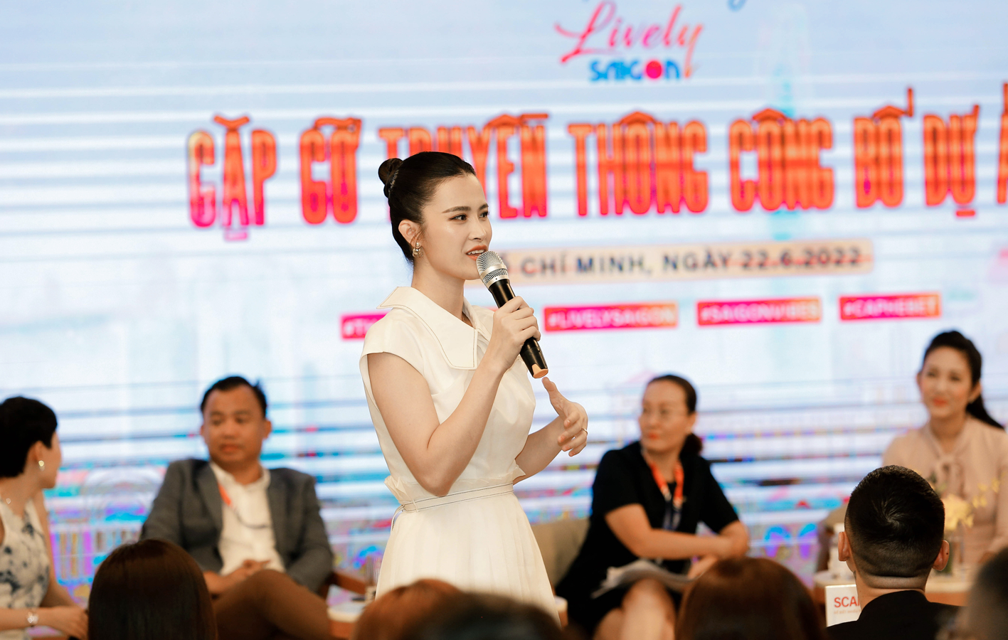 Đông Nhi trong buổi họp báo ra mắt chương trình. Nữ ca sĩ biểu diễn trong Thành phố tình yêu - Lively Saigon số đầu tiên ngày 26/6 tại công viên Lam Sơn