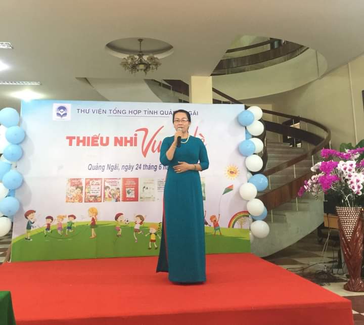 Bà Trần Thị Hưng, Phó giám đốc Thư viện tỉnh Quảng Ngãi phát biểu tại ngày hội