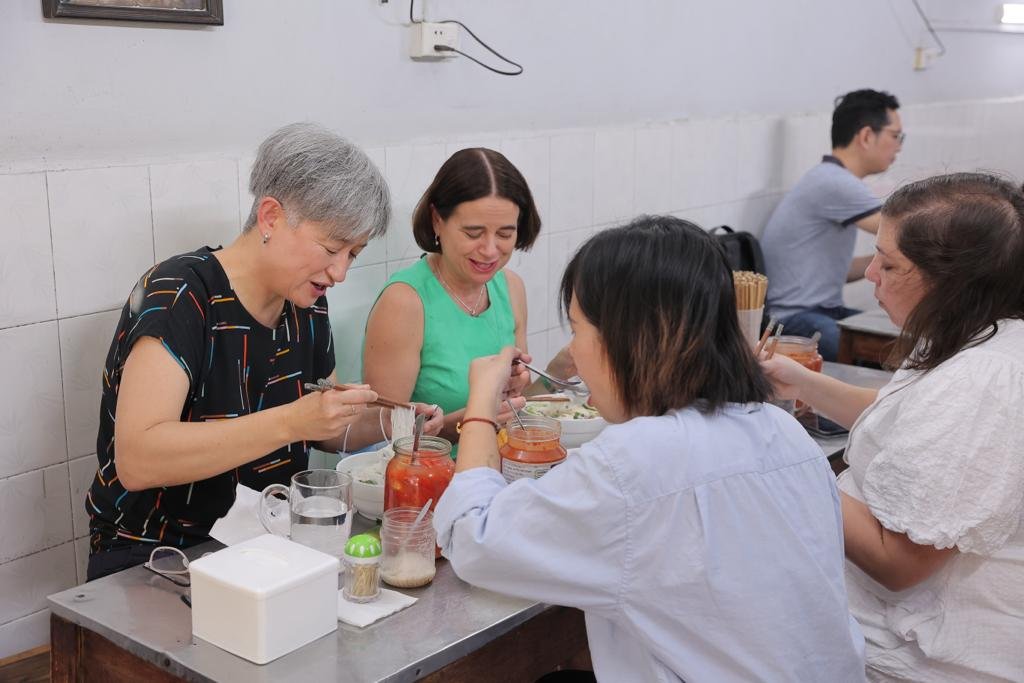 Bộ trưởng Ngoại giao Australia Penny Wong cùng Đại sứ Australia tại Việt Nam Robyn Mudie thưởng thức món phở gà ở Hà Nội - Ảnh: Đại sứ quán Australia tại Việt Nam