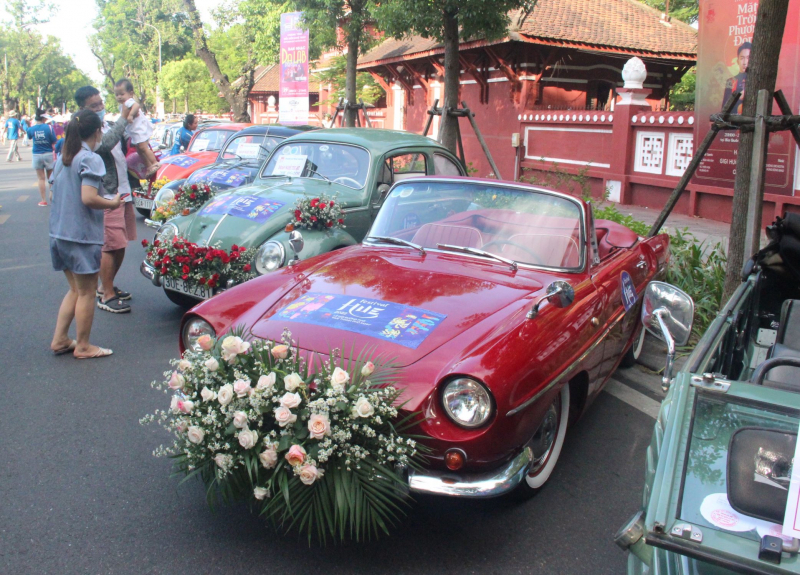 Người dân hào hứng với đoàn xe cổ rực rỡ trên đường phố Huế