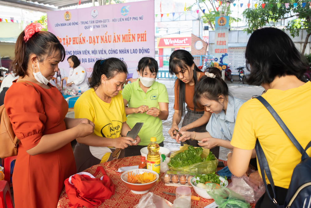 Học viên thực hành chế biến món ăn. 