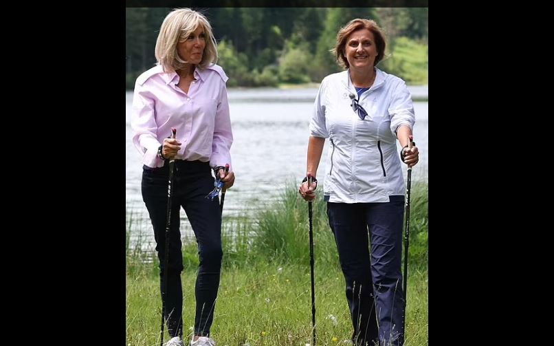 Hình ảnh giản dị của phu nhân Thủ tướng Anh Carrie Johnson và Đệ nhất phu nhân Pháp Brigitte Macron, trong chuyến đi bộ quanh hồ Ferhensee ở Đức nhanh chóng gây bão mạng xã hội.