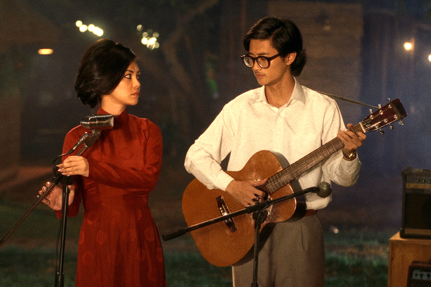 Nhạc sĩ Trịnh Công Sơn và danh ca Khánh Ly do diễn viên Avin Lu và Bùi Lan Hương đảm nhận.