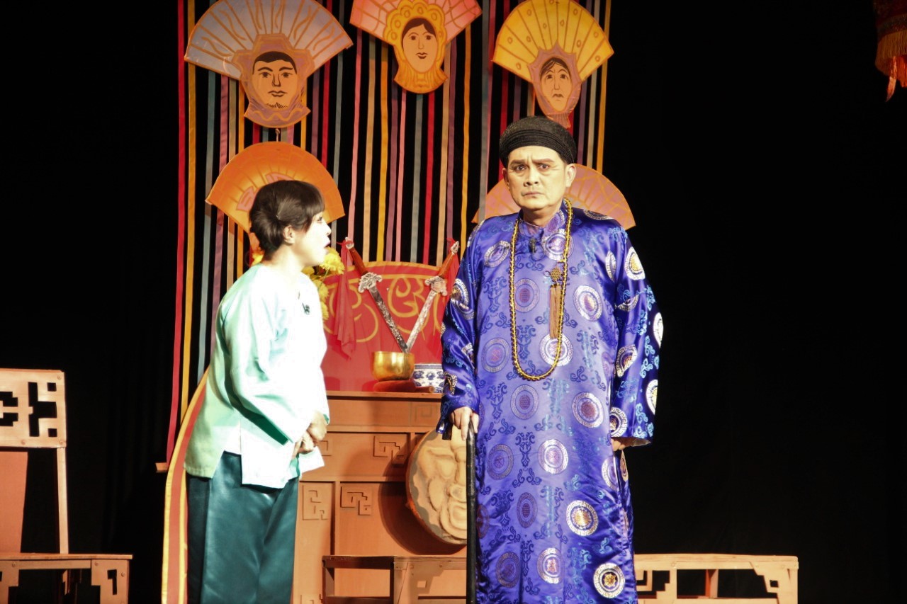 Cậu đồng là một trong những vở diễn ăn khách nhất trên Sân khấu IDECAF hơn 20 năm qua mà kịch bản là một trong những yếu tố thu hút nhất - Ảnh: Linh Đoan.