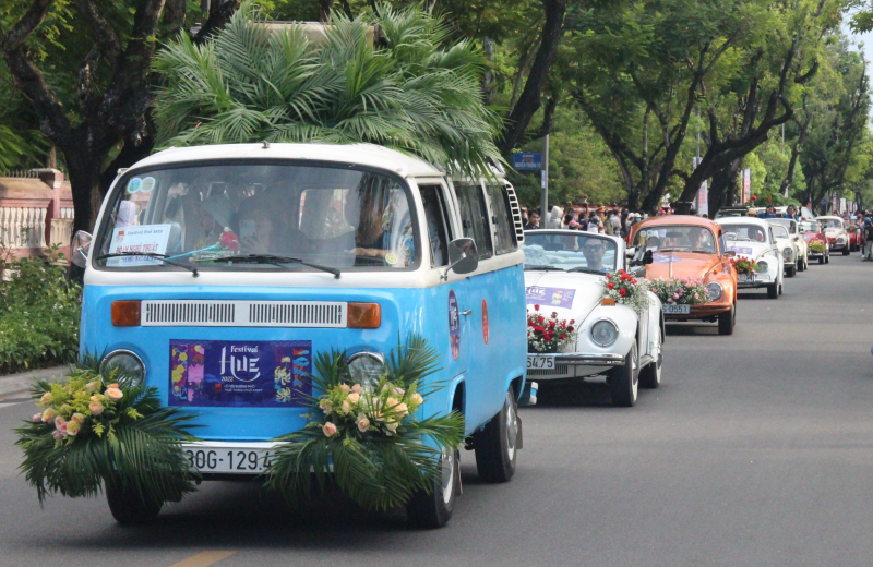 Người dân hào hứng với đoàn xe cổ tại Festival Huế 2022