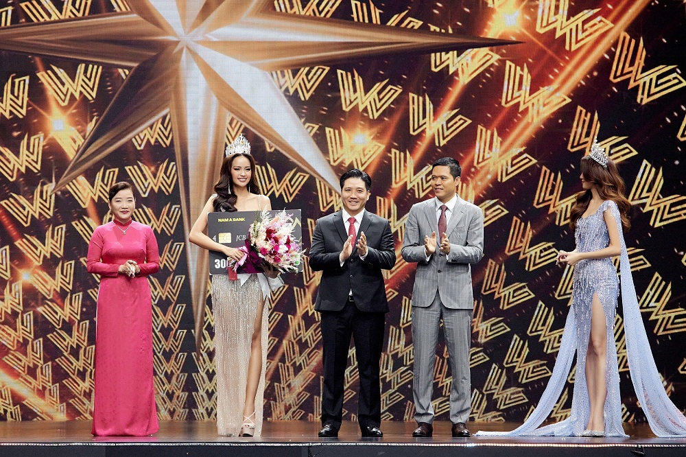 Ông Trần Khải Hoàn, Phó tổng giám đốc thường trực Nam A Bank trao thưởng  cho Tân HHHV Việt Nam 2022 - Ảnh: Nam A Bank