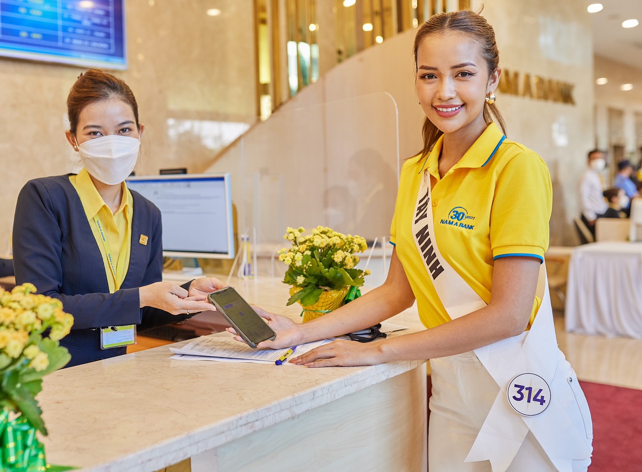 Trước đó, cùng với các người đẹp, Tân HHHV Việt Nam 2022 đã trải nghiệm không gian giao dịch tại Nam A Bank - Ảnh: Nam A Bank