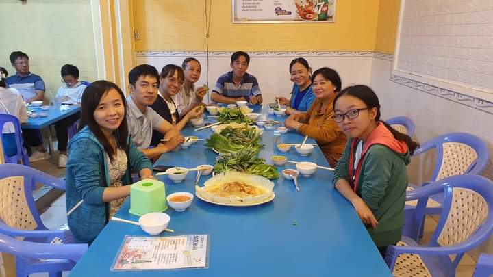 Gia đình anh Nguyễn Thanh Ngởi và chị Mỹ Chi chọn ra quán để tụ họp