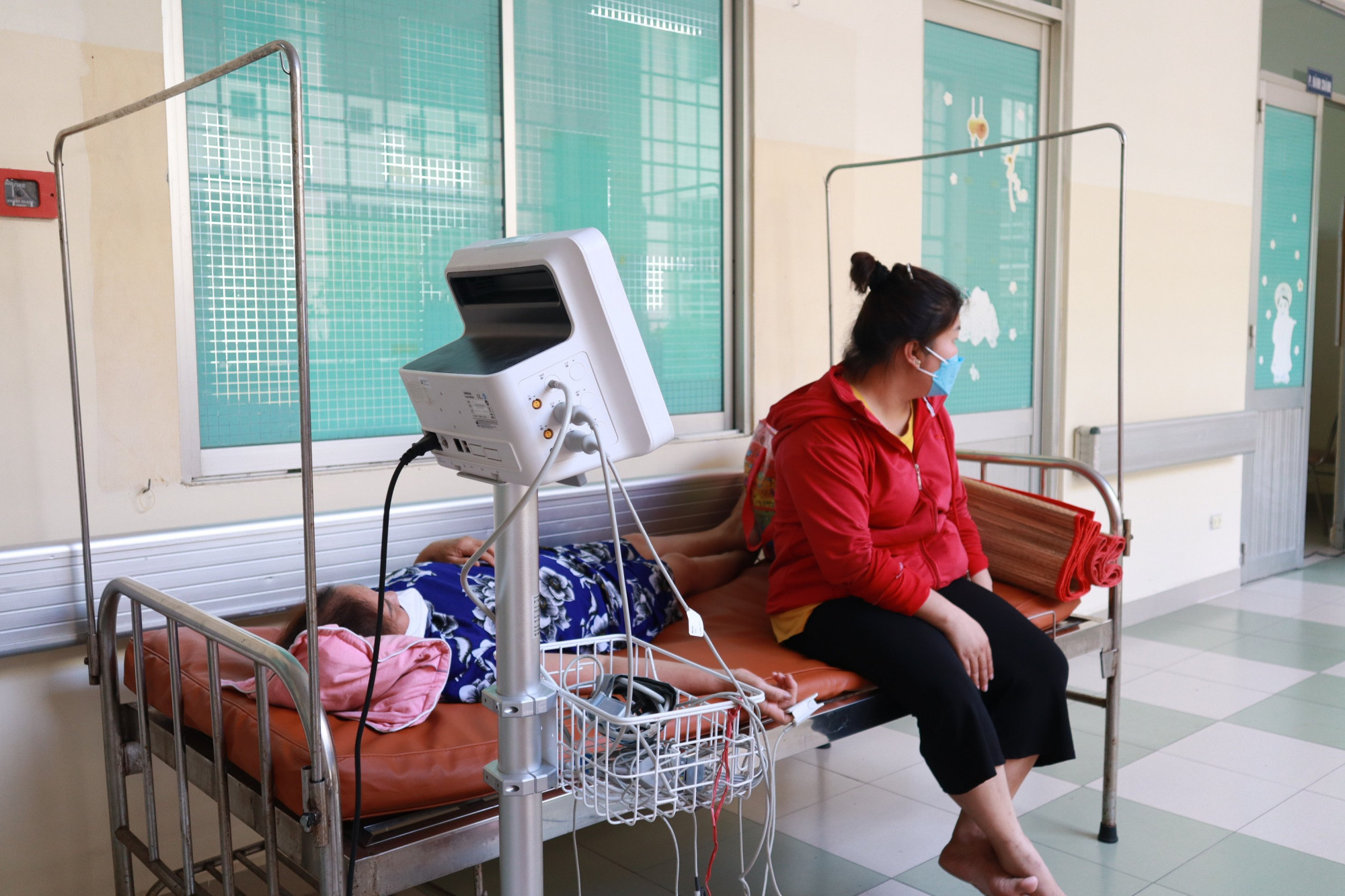 Trước tình hình hiện tại của sốt xuất huyết tại các bệnh viện, thứ trưởng Bộ Y tế Nguyễn Trường Sơn cho biết, năm 2022 đỉnh dịch sốt xuất huyết đã tăng mạnh hơn cả đỉnh dịch năm 2019, dự báo từ nay đếm cuối năm sốt xuất huyết vẫn rất đáng lo, bên cạnh đó dịch COVID-19 cũng phức tạp