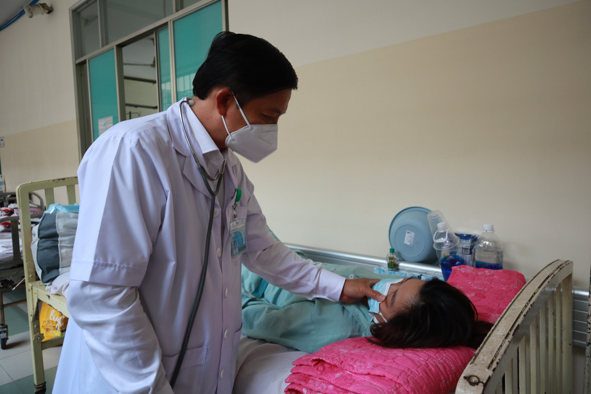 Bác sĩ Nguyễn Thanh Phong -  Trưởng khoa Nhiễm D, Bệnh viện Bệnh nhiệt đới đang thăm khám cho bệnh nhân, bác si
