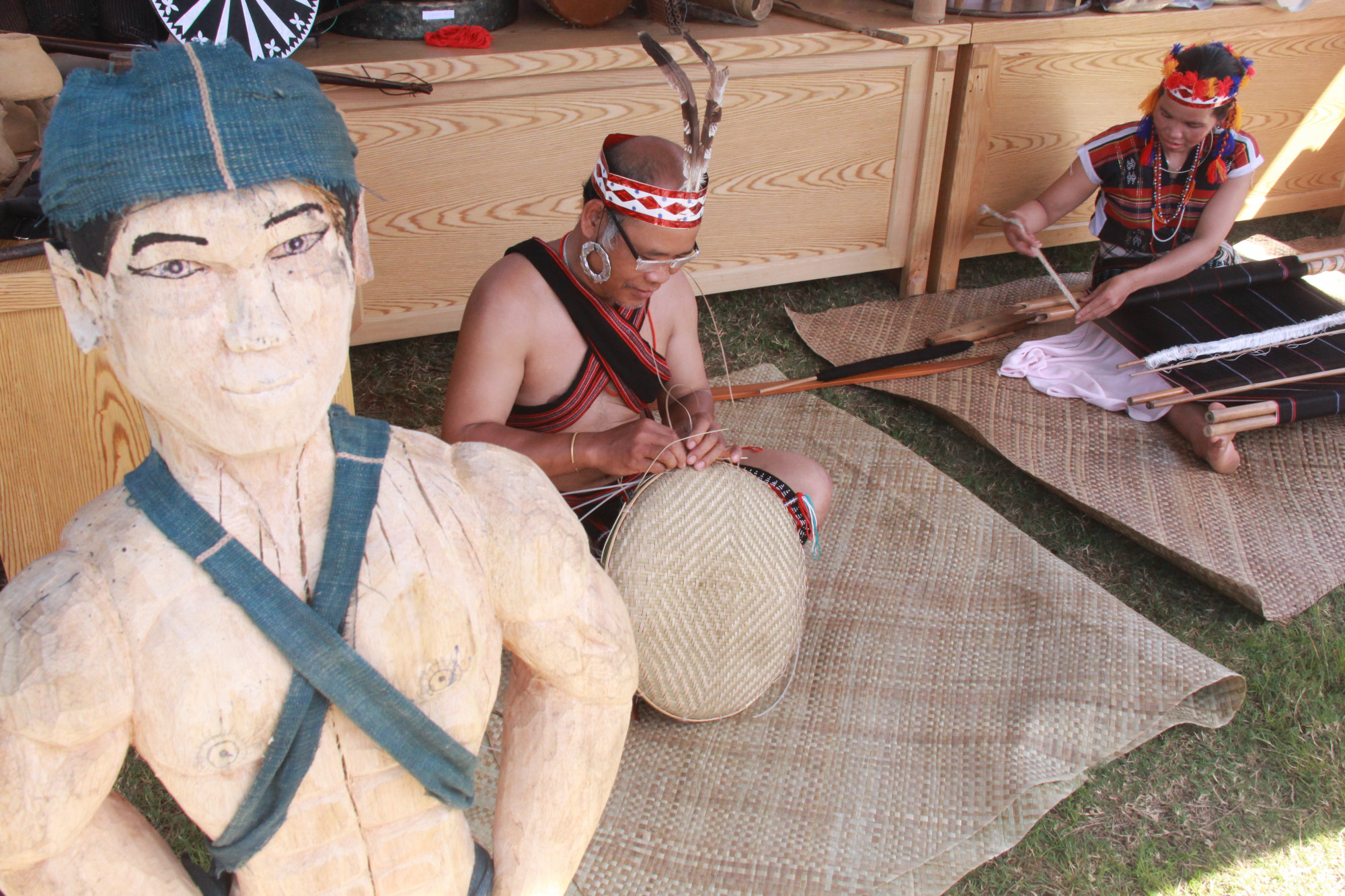 Nghệ thuận đan lát, dệt thổ cẩm là đặc trưng ngành nghề dân gian của các dân tộc