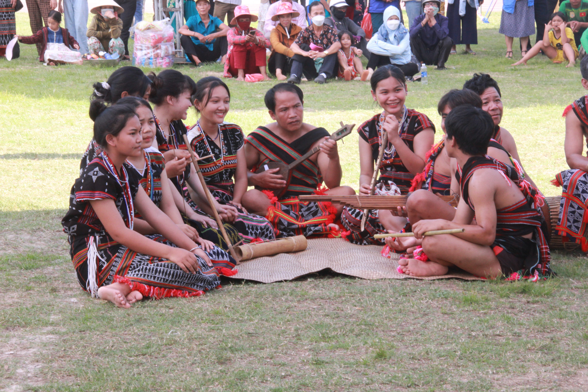 Các nhạc cụ truyền thống được sử dụng trong các lễ hội cũng được tái hiện lại rõ nét