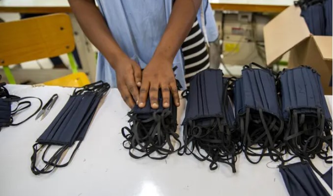 Haiti đã tự quảng cáo rằng mình có một lực lượng lao động rẻ và sẵn có cho các thương hiệu quần áo của Hoa Kỳ đang tìm kiếm các nhà cung cấp giá rẻ. Ảnh: Dieu Nalio Chery / AP