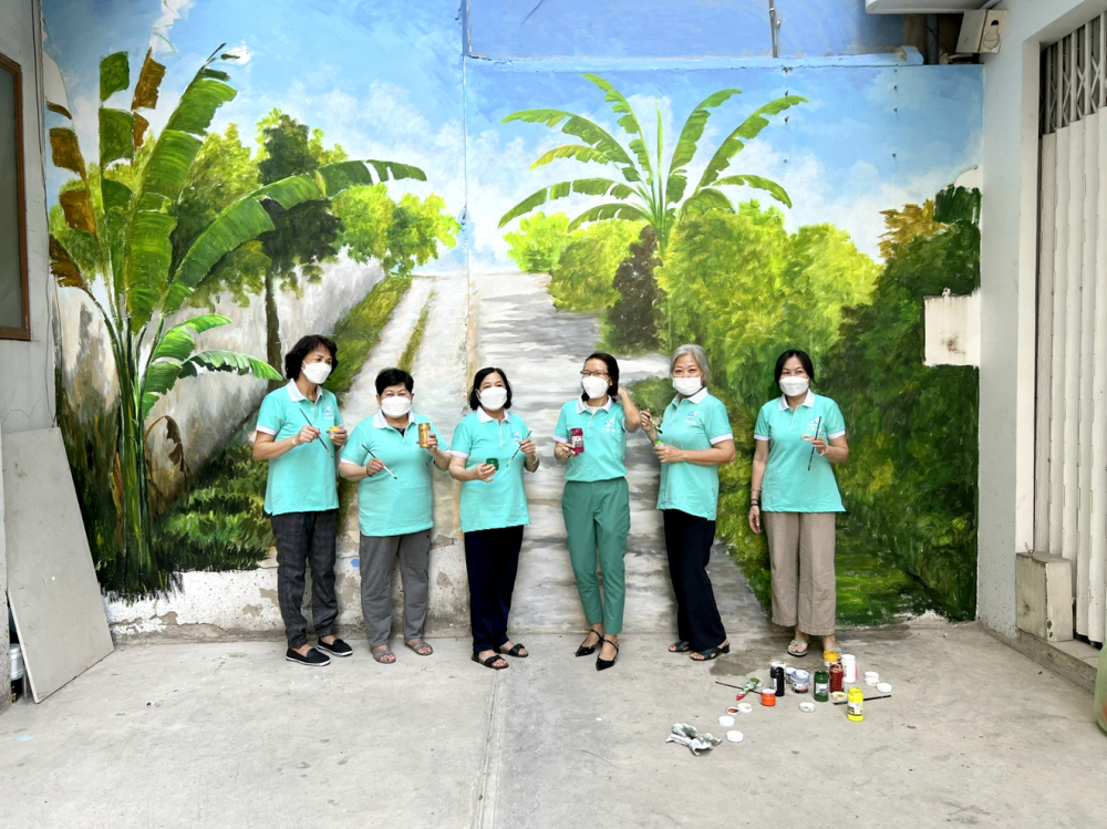 Bức tường trong hẻm 41 Nguyễn Bỉnh Khiêm được cán bộ, hội viên phụ nữ khu phố 3, P.Đa Kao vẽ bức tranh con đường cây xanh nhìn rất đẹp