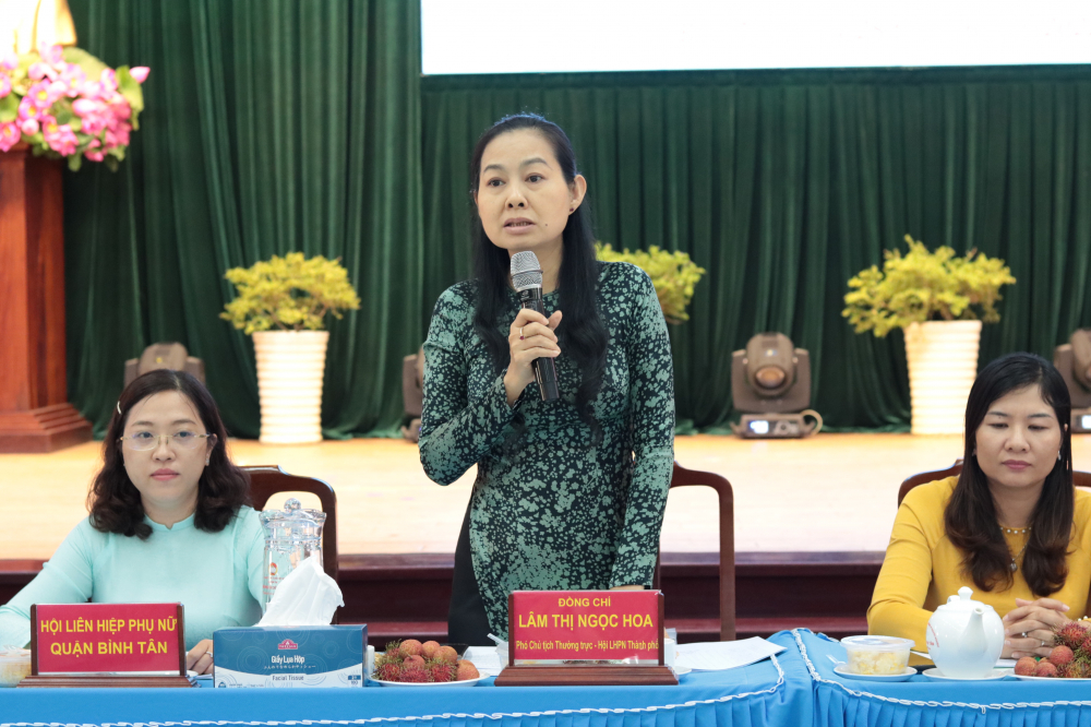 Bà Lâm Thị Ngọc Hoa - Phó chủ tịch thường trực Hội LHPN TP.HCM - phát biểu tại tọa đàm. 
