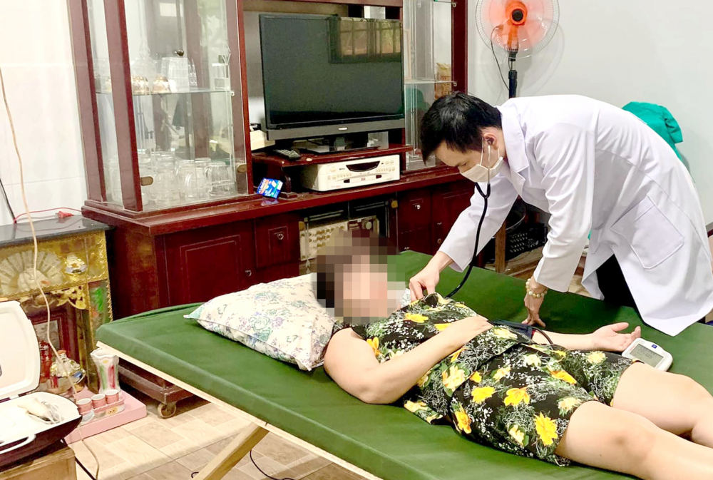 Bác sĩ “dỏm” Võ Duy Linh đang khám, chữa bệnh tại nhà cho một bệnh nhân cao tuổi