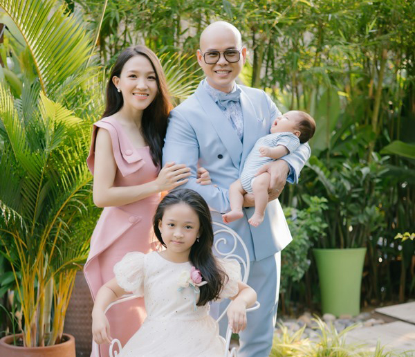 Gia đình 4 thành viên của ca sĩ Phan Đinh Tùng