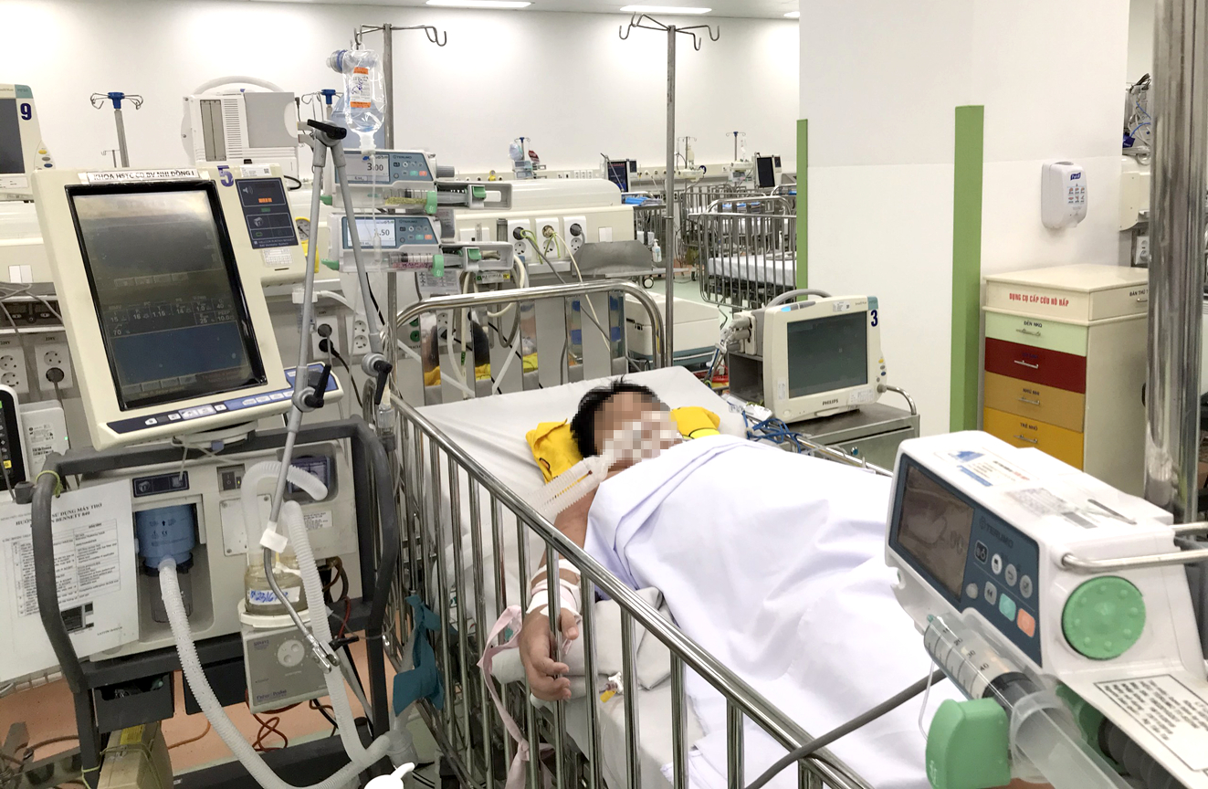 Trẻ mắc sốt xuất huyết nặng đang được điều trị tại Khoa Hồi sức tích cực - Chống độc, Bệnh viện Nhi Đồng 1 - ẢNH: PHẠM AN