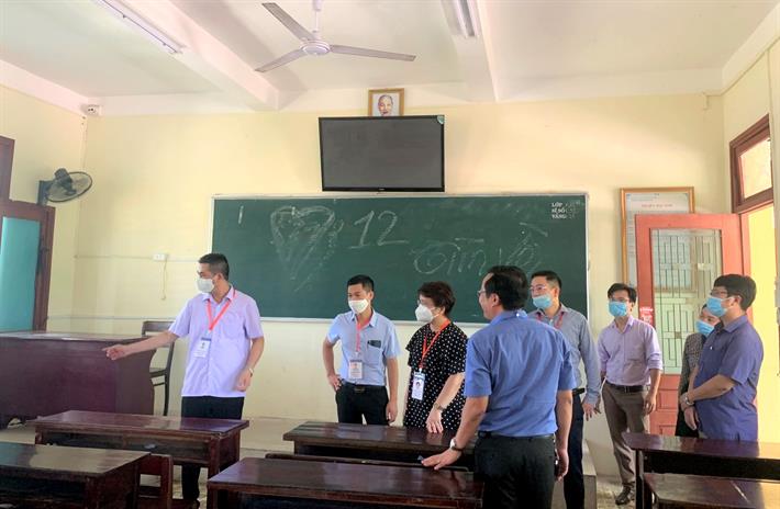 Quảng Bình thừa nhận một số thầy cô vùng khó khăn chưa có kỹ năng phát hiện thiết bị tinh vi thí sinh mang vào phòng thi