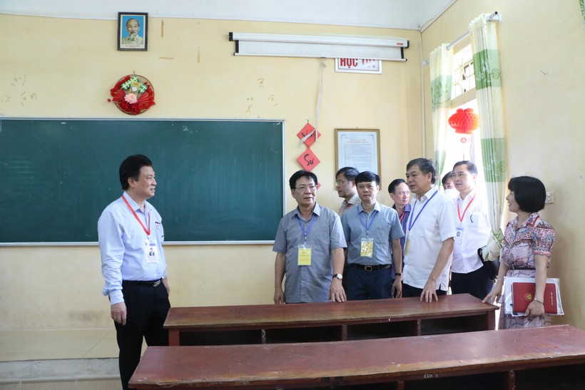 Thứ trưởng Bộ GD-ĐT kiểm tra công tác thi tại Nam Định
