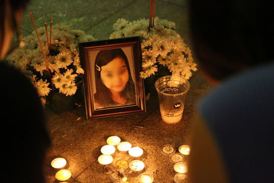 Nhiều người và gia đình rất đau lòng và bức xúc trước cái chết tức tưởi của bé V.A.