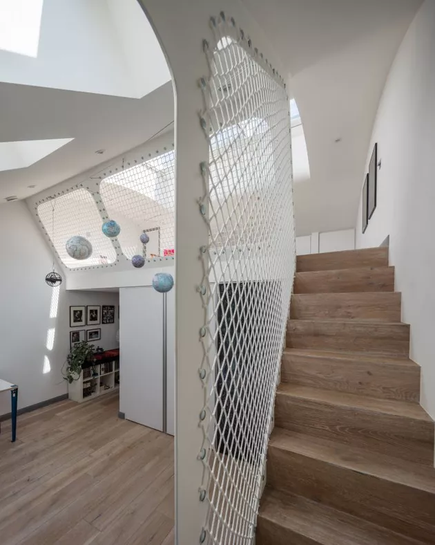 Ở tầng trên trong cùng một công trình cải tạo nhà phố ở London được nhìn thấy ở trên, Scenario Architecture đã tạo ra một không gian tiếp khách gia đình vui tươi được chiếu sáng bằng cửa sổ trần. Cầu thang và tường thép cong theo chủ đề hàng hải được bảo vệ bằng lưới cá, một sự lựa chọn vật liệu đáng ngạc nhiên có chức năng làm lan can cầu thang với cảm giác rộng mở. Dự án thể hiện tác động mà một lựa chọn thiết kế không phù hợp có thể có đối với không gian của bạn.