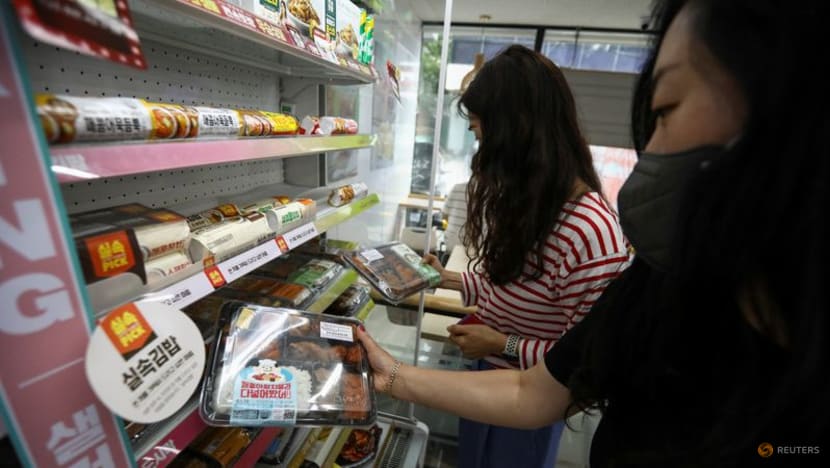 Với giá cả phải chăng và đáp ứng nhu cầu khẩu vị cơ bản, bữa trưa tại các cửa hàng ngày càng thu hút tầng lớp lao động văn phòng của Hàn Quốc