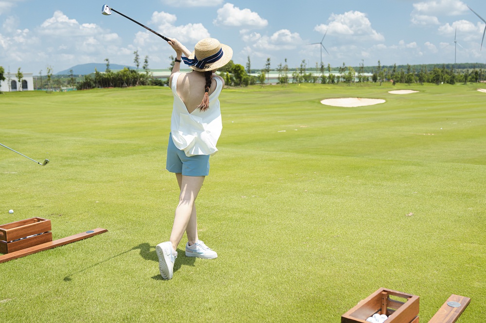 MC Thanh Thảo trải nghiệm bộ môn thể thao quý tộc tại sân golf PGA Garden - Ảnh: Novaland