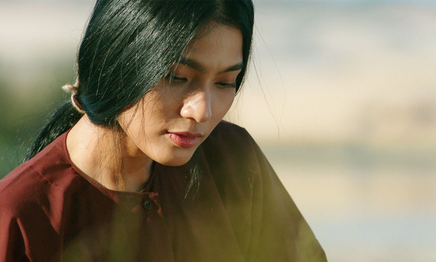 Trương Thị May vào vai Bạch Liên, một cô gái thương yêu, hiếu thảo với mẹ.