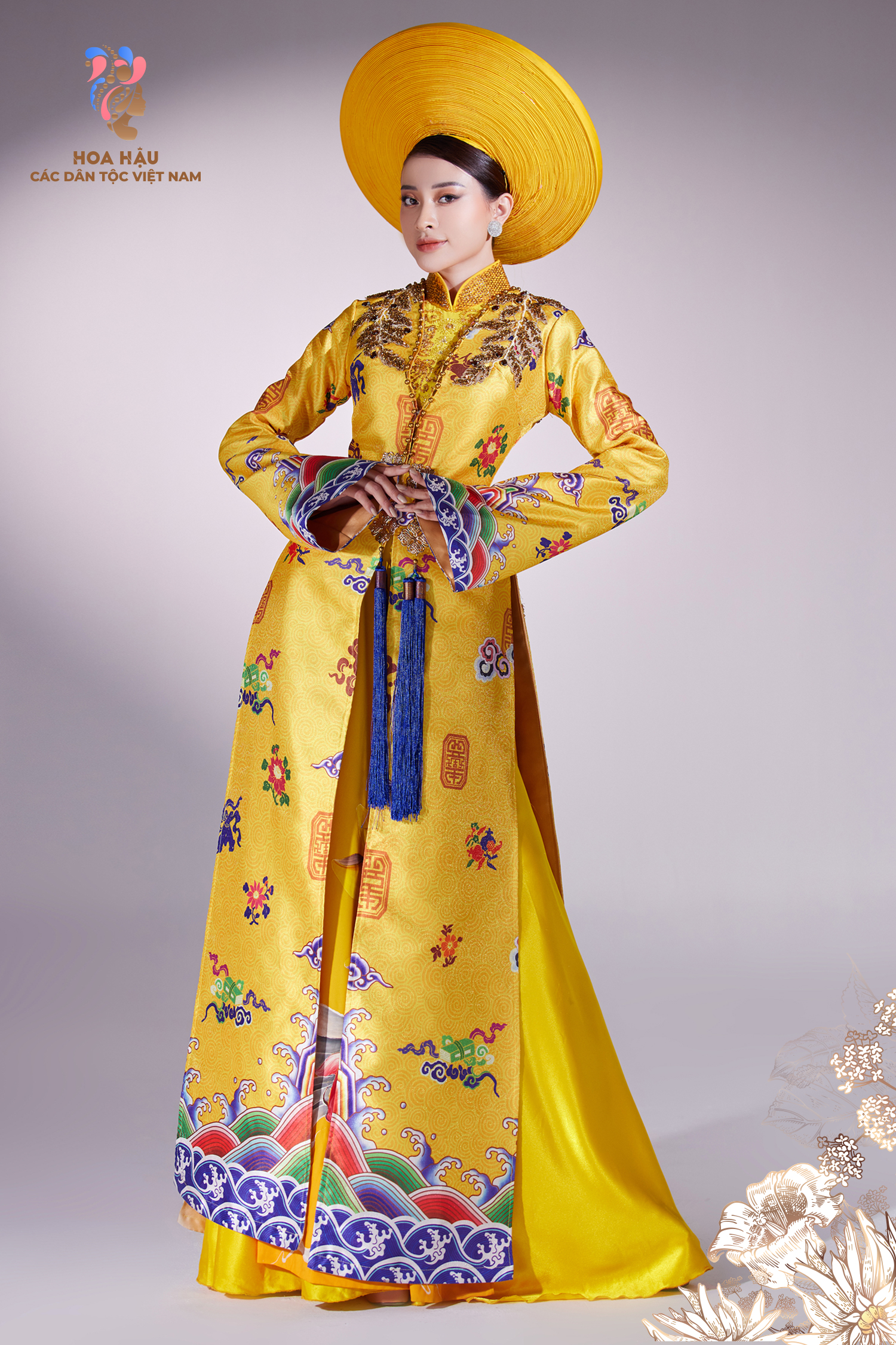 Trong tà áo dài truyền thống, thí sinh Vũ Thị Thảo Ly khoe hình thể hấp dẫn.  Kết hợp thêm những chiếc mấn, tóc bới cao cùng các phụ kiện trang sức khác giúp cô mang đến vẻ đẹp vừa nữ tính vừa hiện đại.
