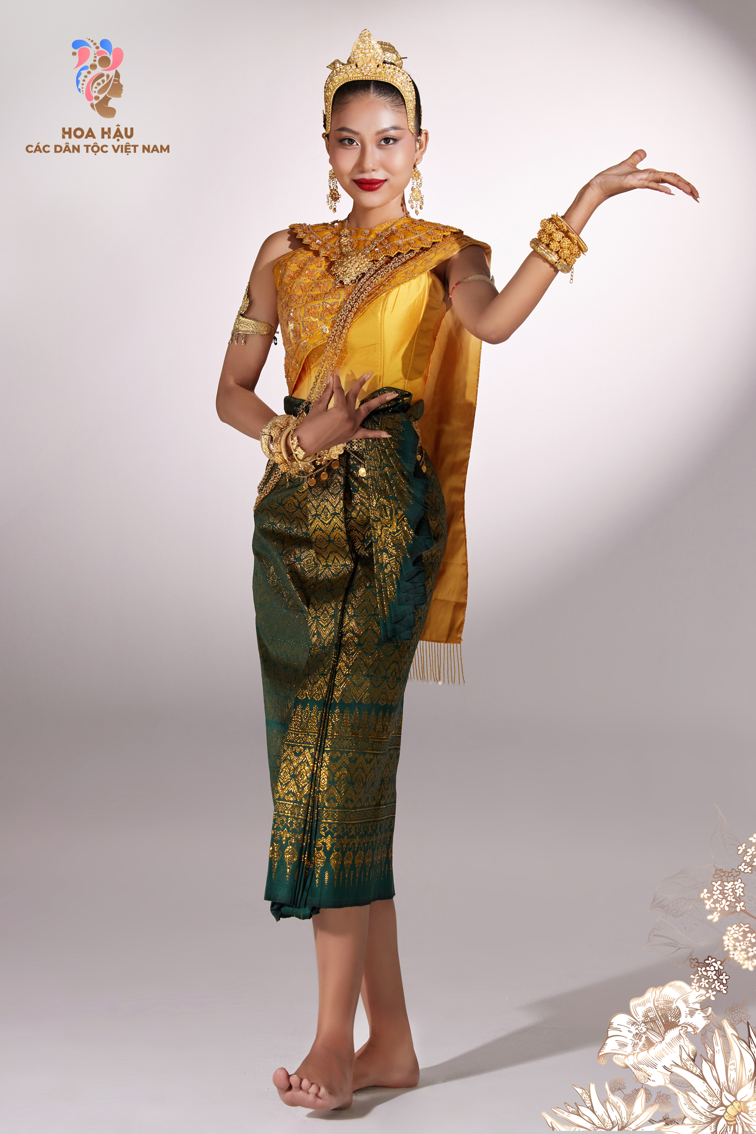 Thạch Thu Thảo diện trang phục khá cầu kỳ của dân tộc Khmer.  Sự kết hợp hài hòa giữa áo sơ mi có cổ, sarong và Sbay với những hạt cườm và sequins lấp lánh được đính kết trên nền hoa văn tinh xảo.
