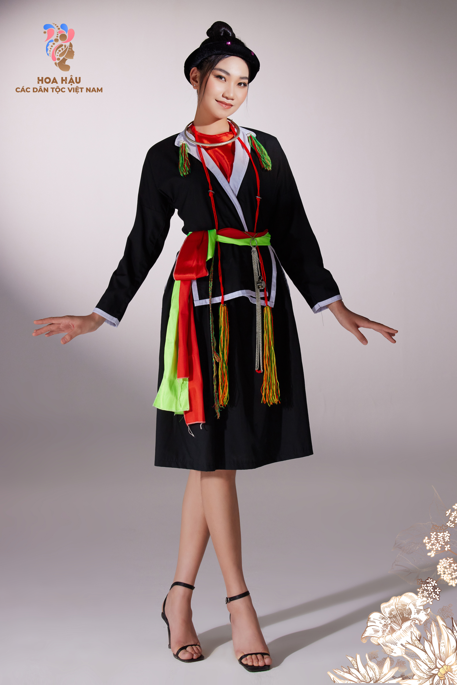 Không chỉ có một, mà đến 11 dân tộc được lồng ghép vào những bộ trang phục đầy sắc màu và đẹp mắt. Hãy cùng chiêm ngưỡng vẻ đẹp độc đáo của từng bộ trang phục, đồng thời khám phá sự đa dạng và phong phú của văn hoá dân tộc Việt Nam.