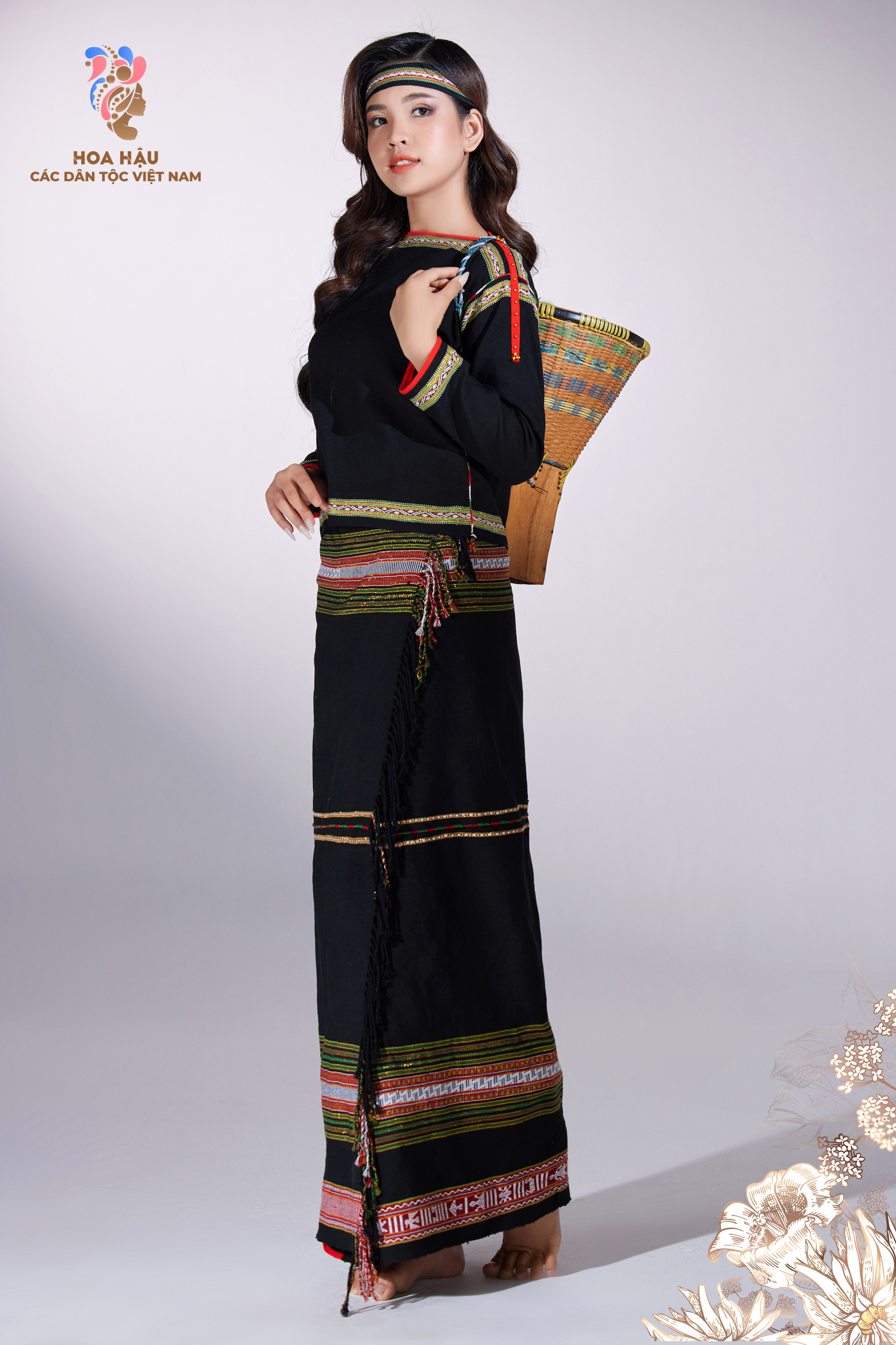 Trang phục dân tộc của Đỗ Thị Hà tại Miss World màu mè hơn bản vẽ  2sao