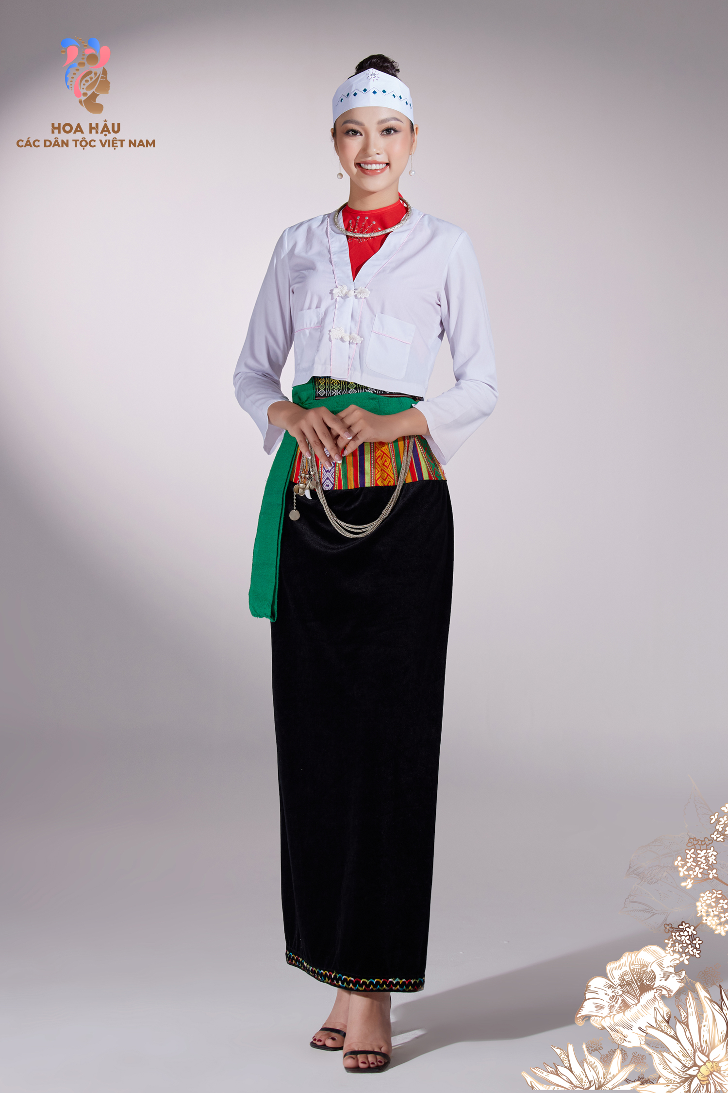 Nguyễn Thảo Liên đem đến những đặc trưng nhất cho trang phục truyền thống của Mường. Thân váy được dệt từ một tấm vải tơ tằm, bên ngoài cạp thêu hoa văn với nhiều gam màu sáng, tất cả tạo nên tổng thể hài hòa, uyển huyển cho người phụ nữ.