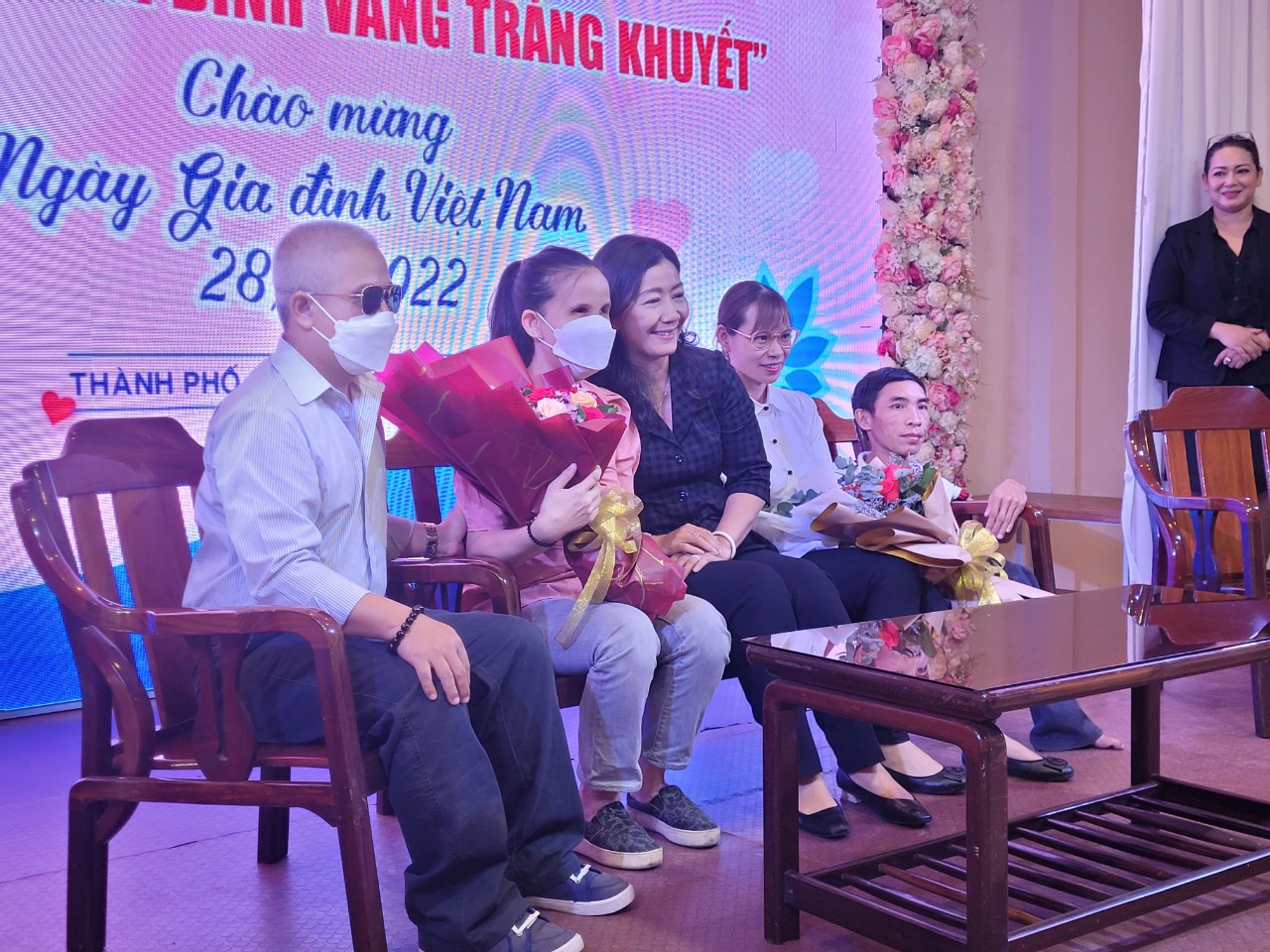Ânh Cao Thanh Trường và chị Phan Thị Phương Dung (bìa trái) chia sẻ tại buổi giao lưu chương trình Hạnh phúc gia đình vầng trăng khuyết