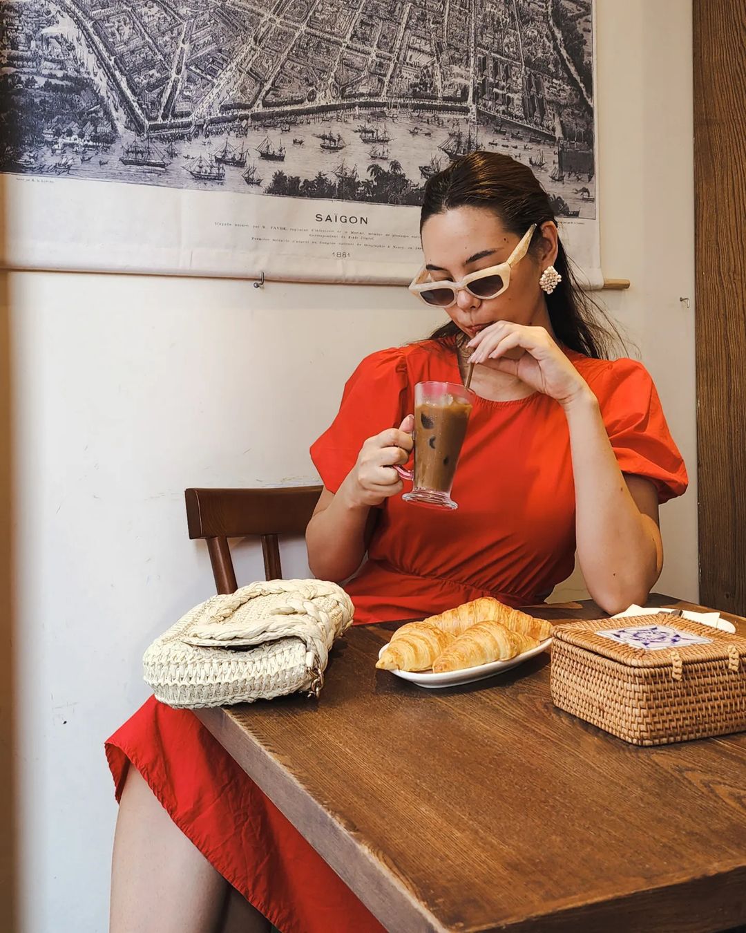 Catriona Gray nói Hoa hậu nói khi đến TPHCM thực hiện một tour về ẩm thực rất mê cà phê Việt Nam. Trong mỗi ngày lưu lại, phải uống ít nhất 2 ly, vì quá tuyệt vời.